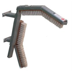 Brosse-grattoir télescopique sur mur