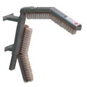 Brosse-grattoir télescopique sur mur